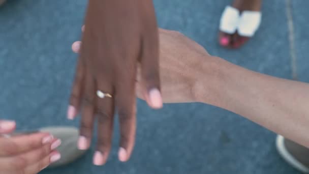 Nahaufnahme Von Oben Drei Junge Multiethnische Menschen Die Ihre Hände — Stockvideo