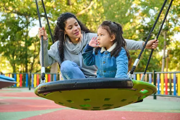 Latin Anya Játszik Fiával Egy Hintán Parkban Latin Család Jogdíjmentes Stock Képek