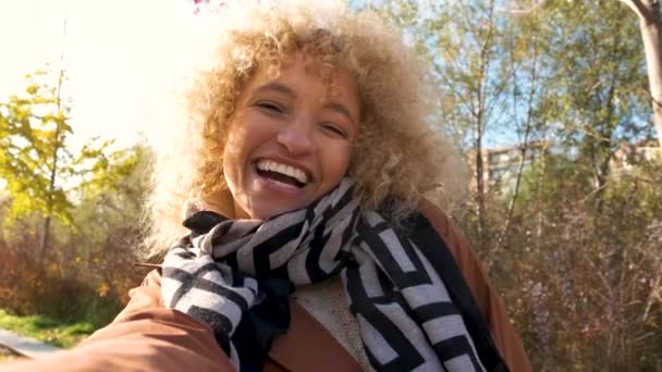 Młoda Brazylijka Śmieje Się Robi Selfie Parku Jesienią — Wideo stockowe