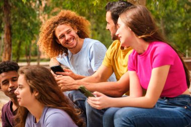 Bir grup genç arkadaş eğleniyor, gülüyor ve sokakta birlikte takılıyorlar..