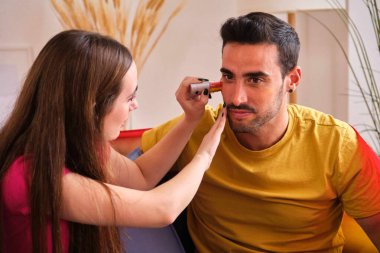 Arkadaşlar Dünya Kupası 'nda takımlarını desteklemek için yüzlerini İspanya bayrağıyla boyarlar..