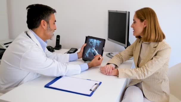 Доктор Объясняет Рентген Своей Пациентке Перед Операцией Сломанном Бедре Здравоохранение — стоковое видео