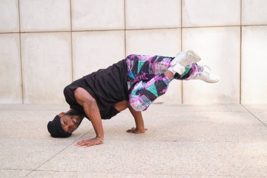 Genç break dansçı sokakta amuda kalkıyor.