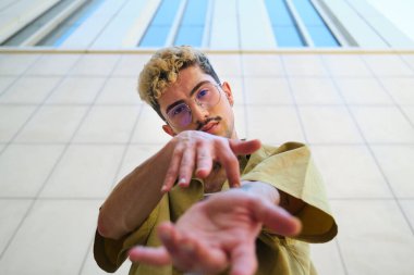 Saçları boyalı bir gencin düşük açılı fotoğrafı, sokak dansı.