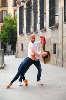 Genç dansçılar sokakta Küba salsası yapıyorlar.