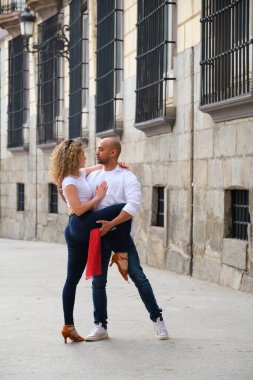 Birkaç dansçı sokakta Küba salsası yapıyor.