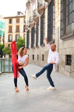 Birkaç dansçı sokakta Küba salsası yapıyor.