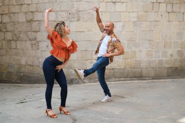 Genç dansçılar sokakta Küba salsası yapıyorlar.