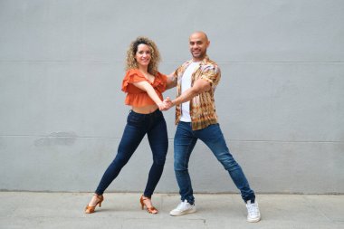 Genç Latin dansçılar. Sokakta salsa dansı yapan çift.