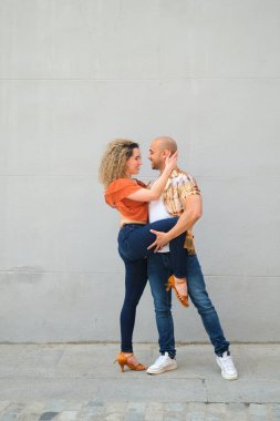 Kübalı dansçılar açık havada şehvetli salsa dansı yapıyorlar.