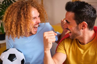 Genç erkek arkadaşları Dünya Kupası 'nda İspanya' nın golünü kutluyor..