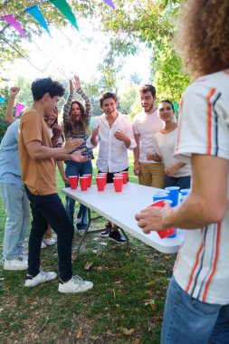Gençler parkta bira pong oynarken eğleniyor.
