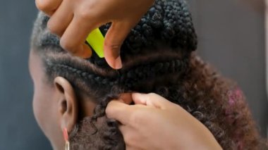 Kuaför kuaför kuaförde bir müşteriye örgü örüyor.