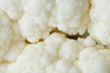 Karnabahar 'ın detaylı dokusunu incelerken, eşsiz yapısını ve narin çiçeklerini vurguluyor.