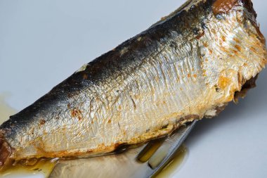 Bir çatalda dinlenen sardalya filetosunu kapat, zeytinyağıyla parla.