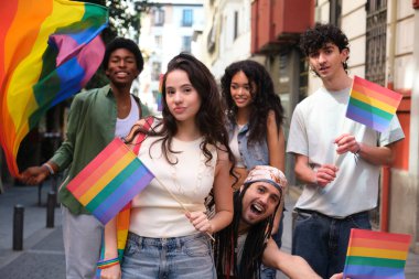 LGBT gururunu kutlayan gökkuşağı bayrakları taşıyan genç aktivistler