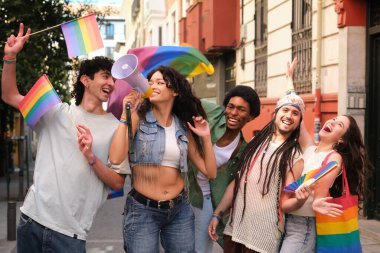 lgbt haklarını protesto eden ve şehirde gökkuşağı bayrakları taşıyan mutlu çoklu etnik aktivistler