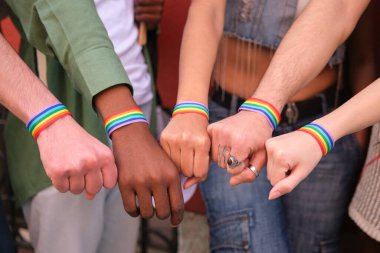 Gökkuşağı bileziği takan eller, LGBT hakları ve eşitliği sembolize ediyor