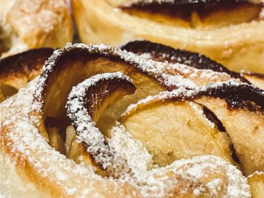 Ev yapımı pişirme, makro manzara, fırında hamur dokusu.