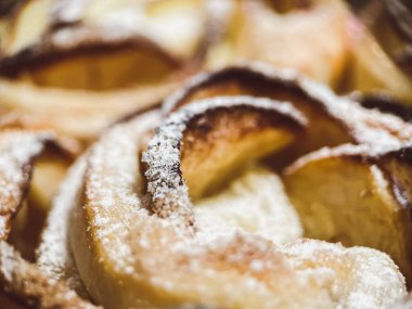 Ev yapımı pişirme, makro manzara, fırında hamur dokusu.