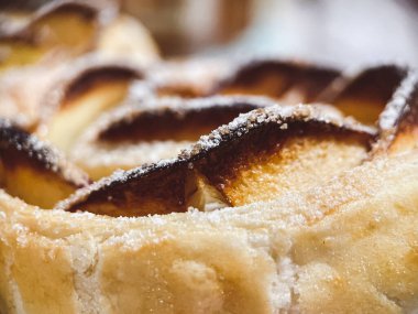 Ev yapımı pişirme, makro manzara, fırında hamur dokusu.