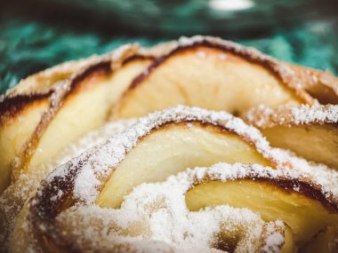 Ev yapımı pişirme, makro manzara, fırında hamur dokusu.