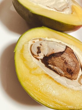 Taze mango makrosu. Meyve çukuru ayrıntılı olarak görülebilir.