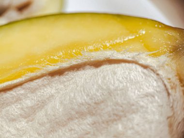 Taze mango makrosu. Meyve çukuru ayrıntılı olarak görülebilir.
