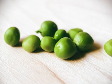 Organik sebzeleri topla yeşil bezelye.