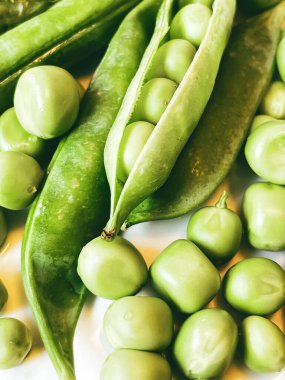 Organik sebzeleri topla yeşil bezelye.