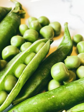 Organik sebzeleri topla yeşil bezelye.