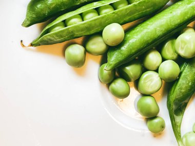 Organik sebzeleri topla yeşil bezelye.