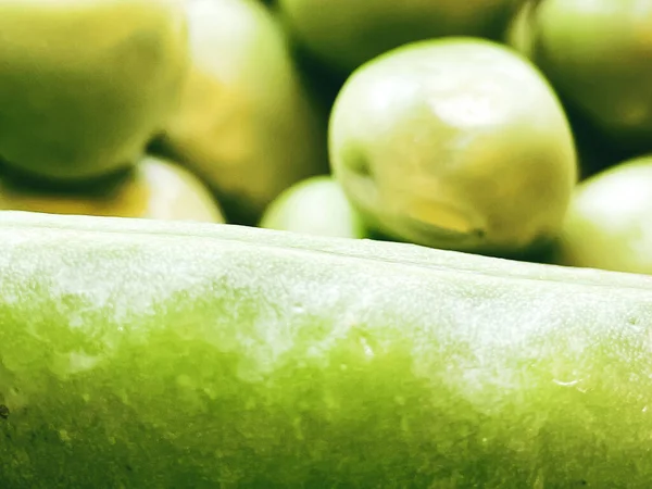 유기농 야채푸른 완두콩을 수확하는 — 스톡 사진