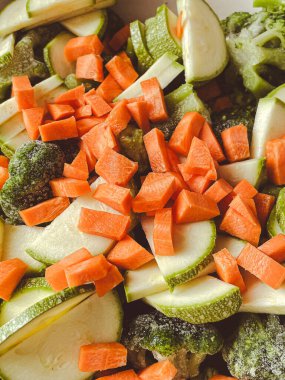 Kızartma tavasında havuç ve kabak salatası