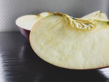 Koyu arkaplanda kırmızı elmalar, Kırmızı Şef çeşidi