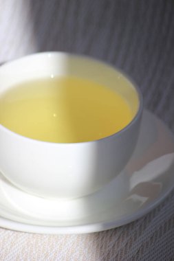 Beyaz fincan ve çay fincanı.