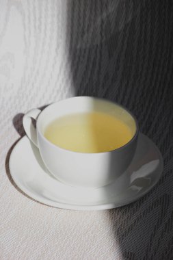 Beyaz fincan ve çay fincanı.