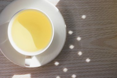 Beyaz fincan ve çay fincanı.