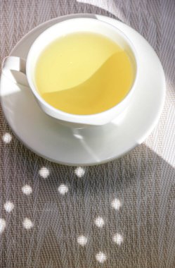 Beyaz fincan ve çay fincanı.