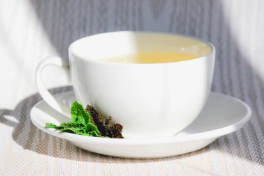 Beyaz fincan ve çay fincanı.