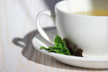 Beyaz fincan ve çay fincanı.