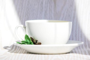 Beyaz fincan ve çay fincanı.