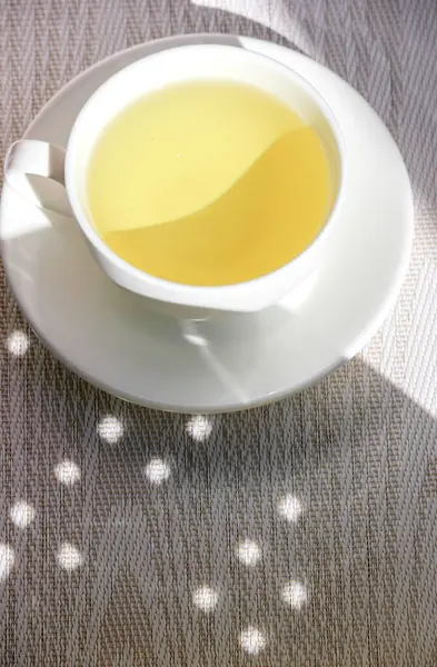 Beyaz fincan ve çay fincanı.