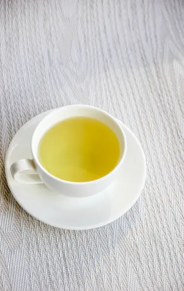 Beyaz fincan ve çay fincanı.