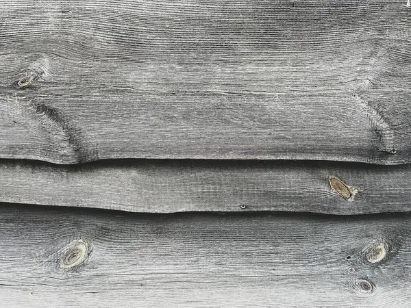 Bahçedeki tahta çitler.