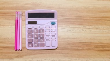 Okul, ofis malzemeleri, parlak renkler ve ahşap bir masa hazırlıyorum.