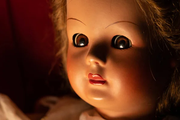 Boneka Antik Menakutkan Dalam Setengah Cahaya Tutup — Stok Foto