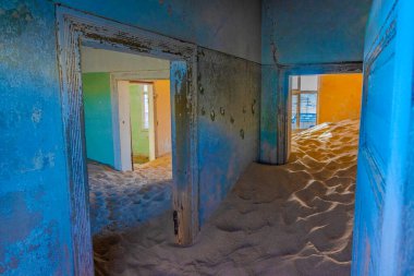 Kolmanskop, Afrika, Namibya 'da Luderitz yakınlarında terk edilmiş bir bina..