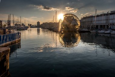Ceneviz, İtalya - 06 06 06 2021: Porto Antico Eski Limanı İtalya 'nın Ceneviz kentinde gün batımında.