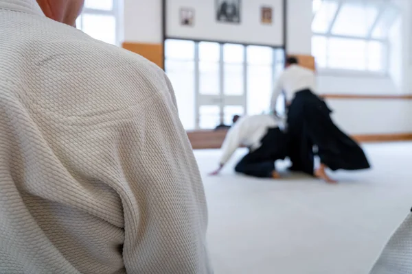 Persone Che Praticano Arte Marziale Aikido Uno Sfondo Dojo Posizione — Foto Stock